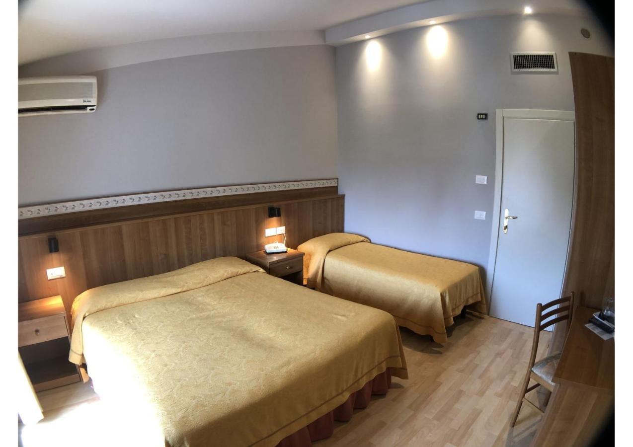 Hotel La Bussola Padenghe sul Garda Bagian luar foto