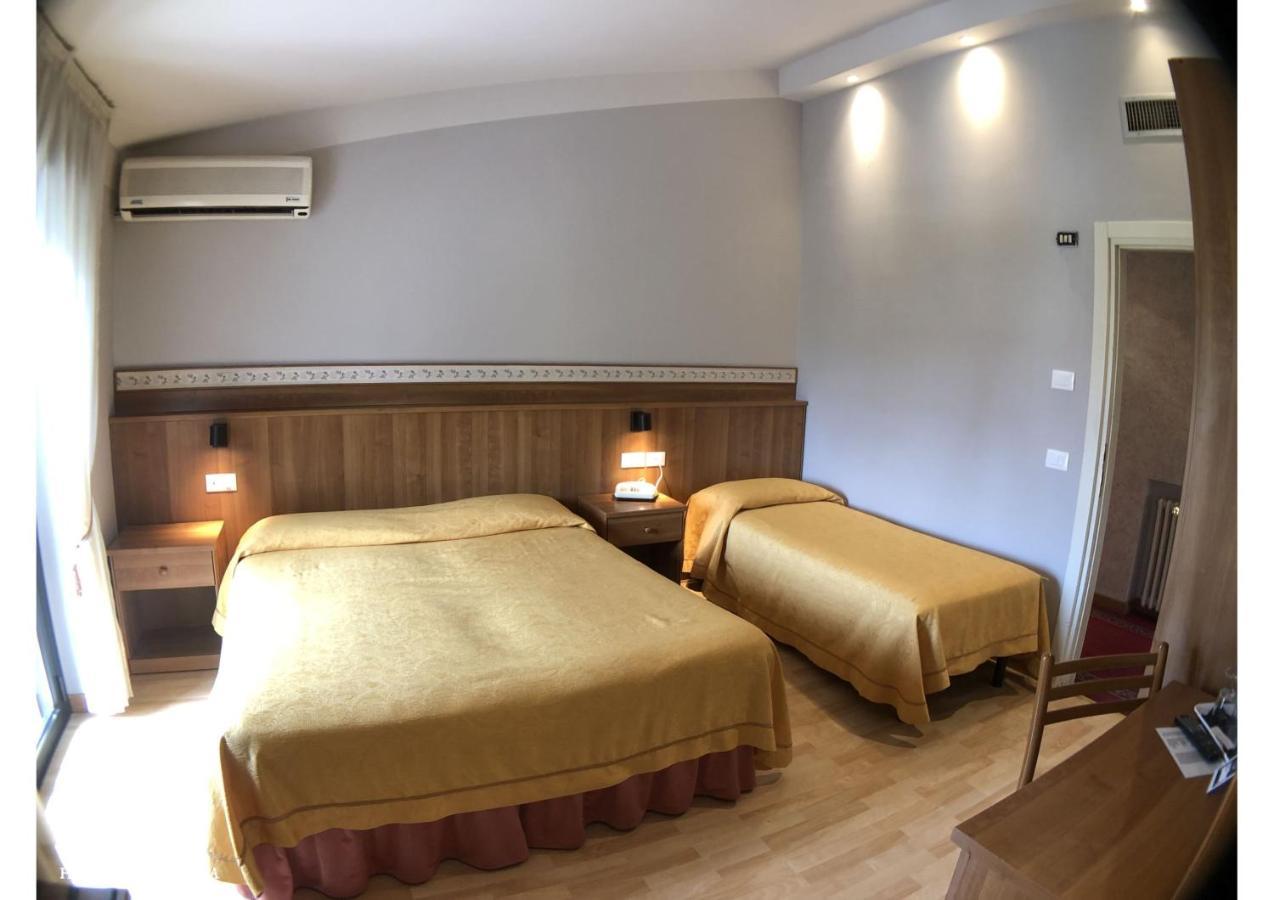Hotel La Bussola Padenghe sul Garda Bagian luar foto