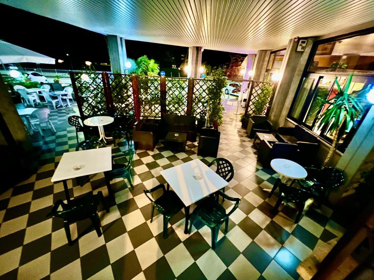 Hotel La Bussola Padenghe sul Garda Bagian luar foto