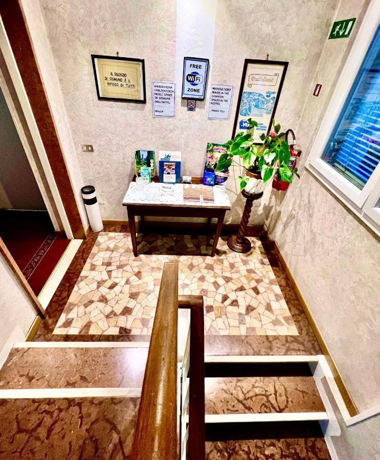 Hotel La Bussola Padenghe sul Garda Bagian luar foto