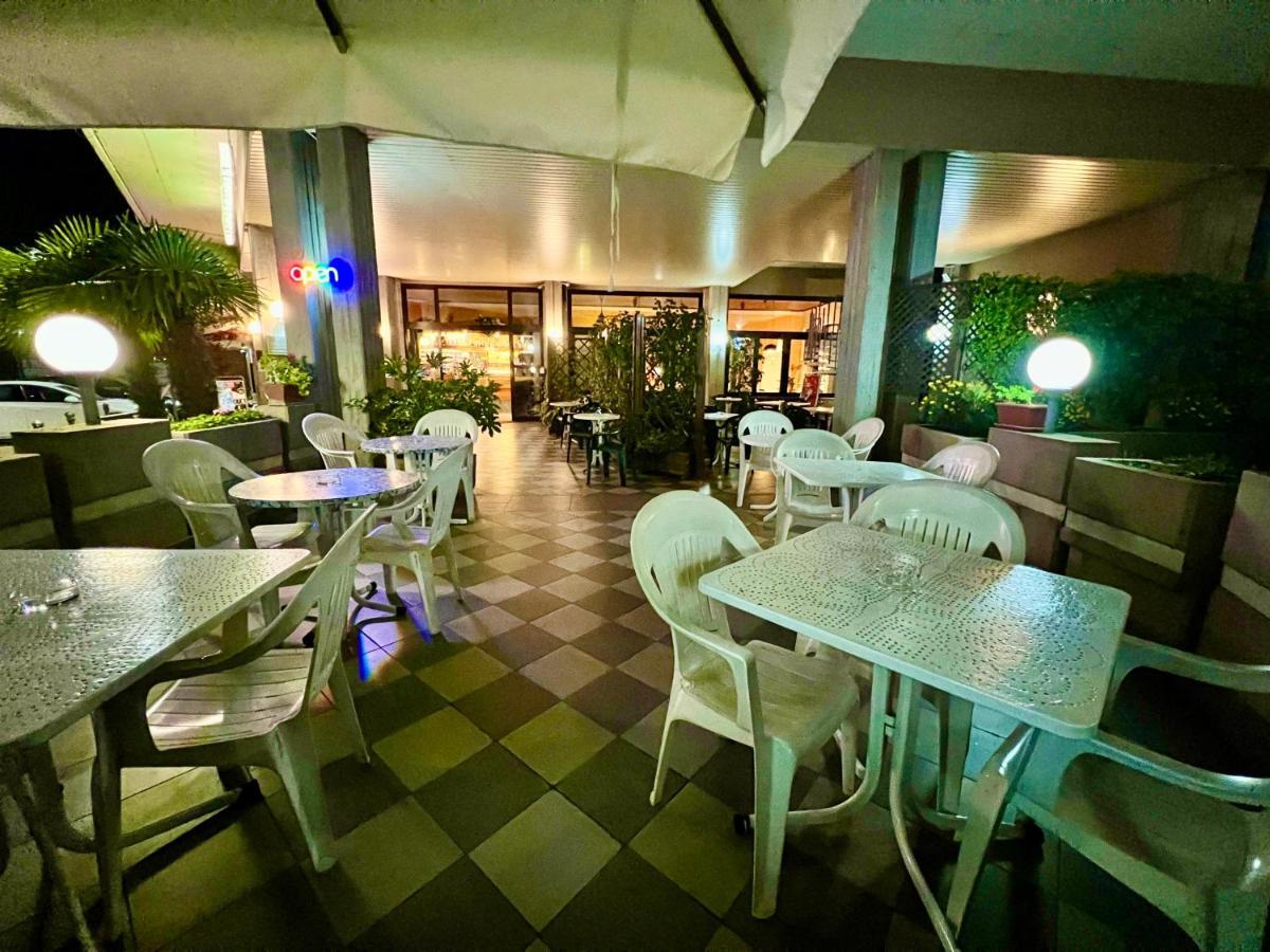 Hotel La Bussola Padenghe sul Garda Bagian luar foto