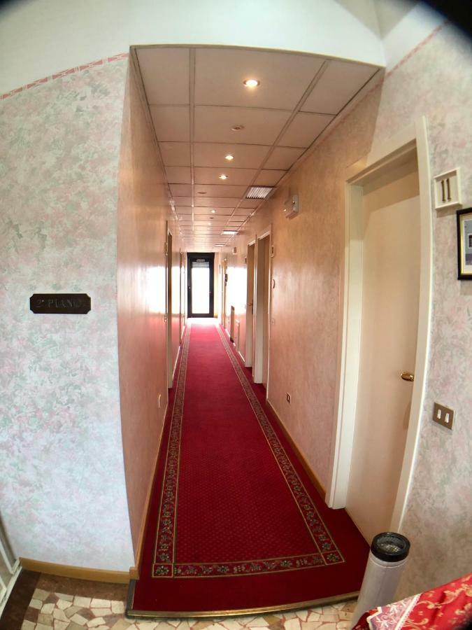 Hotel La Bussola Padenghe sul Garda Bagian luar foto